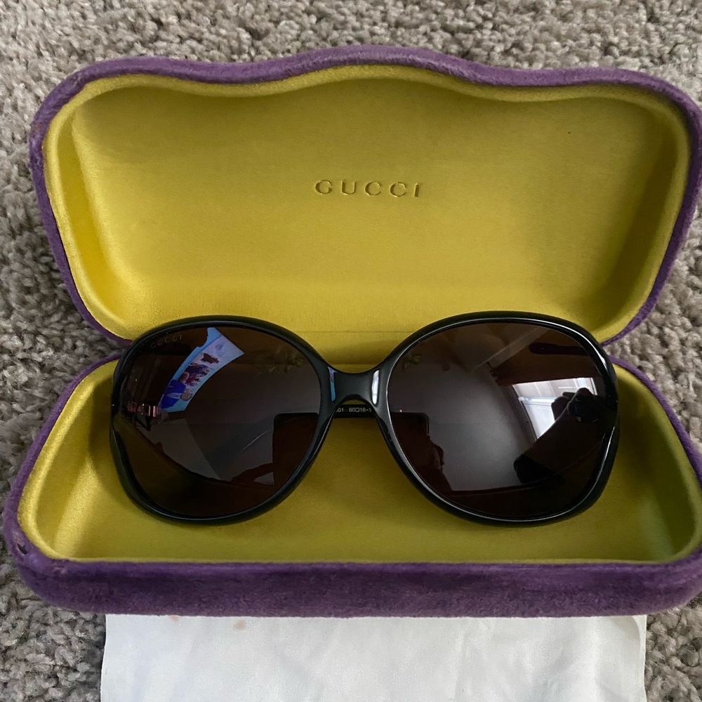 Women authentic Gucci sunglasses in great condition